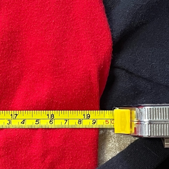 NBA Chicago Bulls Red and Black Crewneck Sweater - Picture 4 of 5